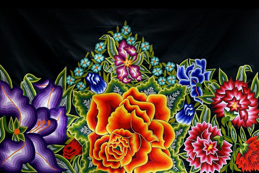 Flores típicas en los bordados del Istmo de Tehuantepec — hibisco, bugambilia y rosas sobre terciopelo negro